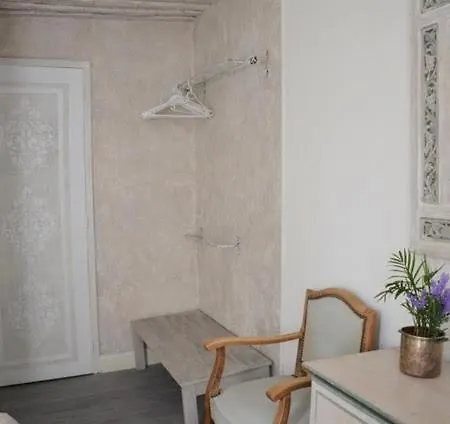 Petite Chambre Dans Maison D'Artiste Centre Ville Bernay  Exterior photo